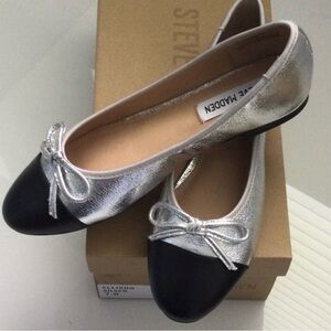 Steve Madden Ellison Silver Wm Sz (right shoe)  6.5 (left shoe 7) Black/Silver